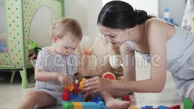 儿童小女孩在家或幼儿园玩木玩具，儿童智力游戏儿童`和妈妈一起玩